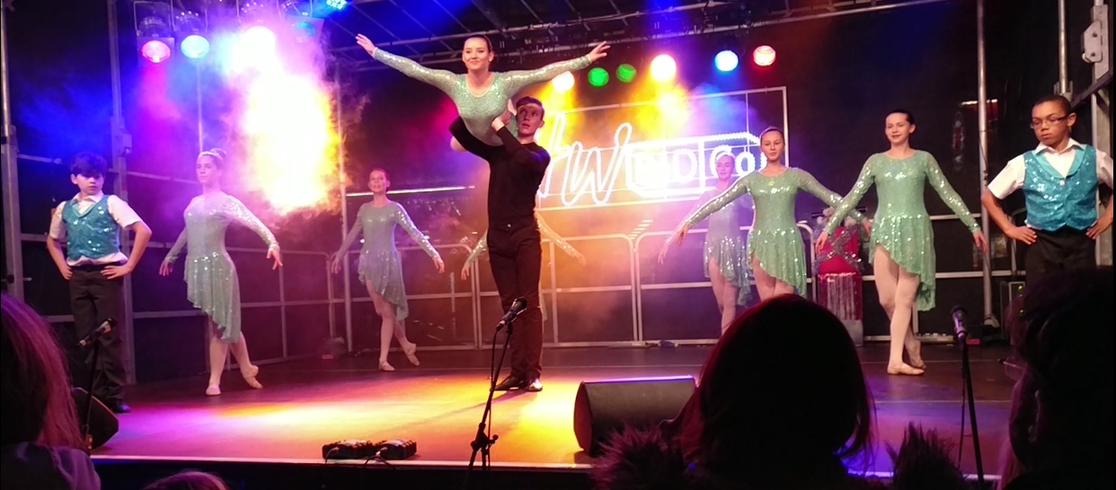 HIGH CHRISTMAS LIGHTS SWITCH ON 2016 Castle Street Dance